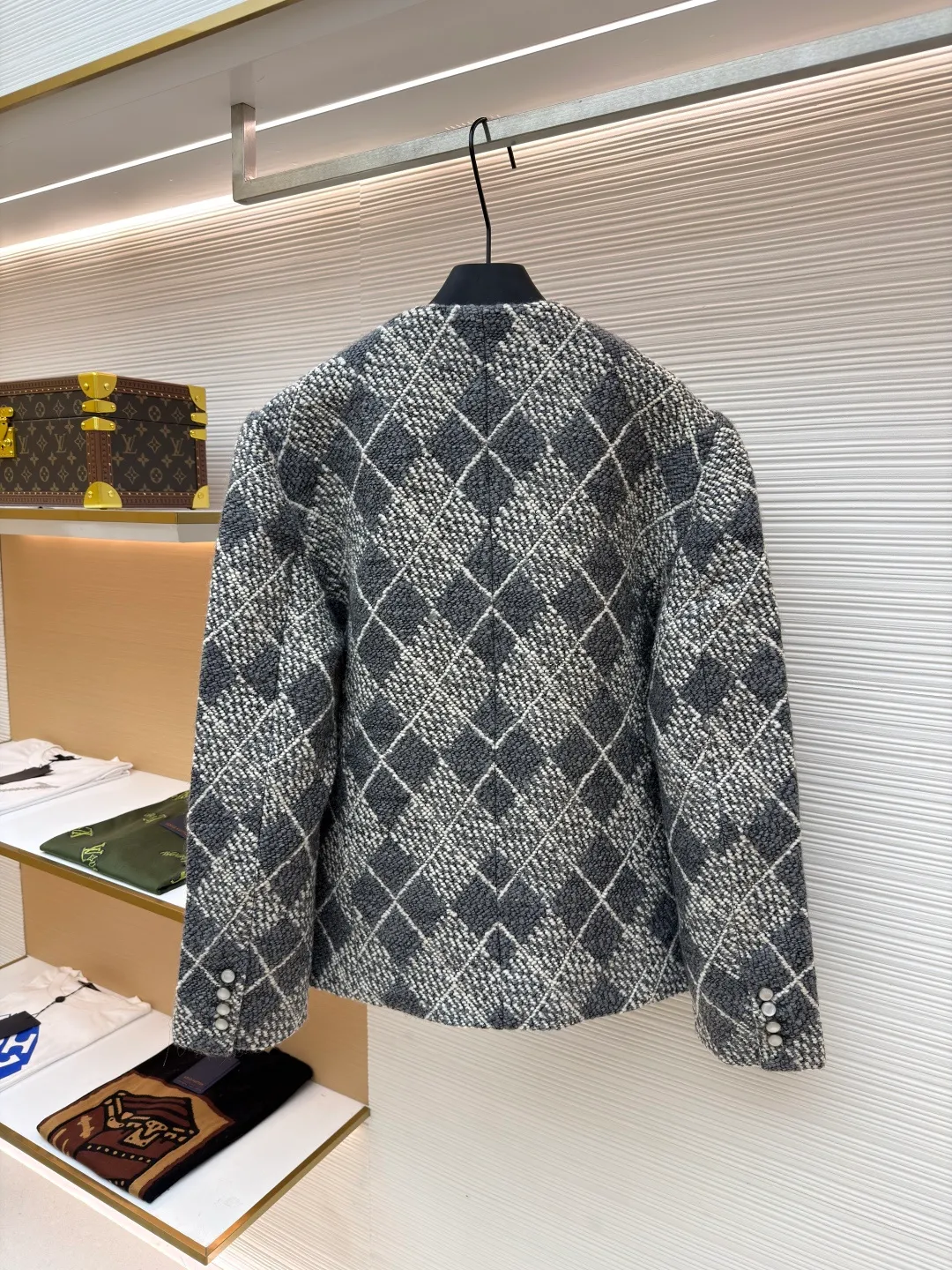 LOUIS VUITTON tweed tied gauze plaid jacket ●Original version: 45000 purchased and developed ●Item number: 1680921-G25 ●Fabric: tweed yarn-dyed fabric ●Technology: embroidery production ●Version: fitted version ●Weight: about 1560 grams ●Size: 44-46-48-50 ●Description: Made of [tweed-dyed fabric], customized [special warp head], using [32s double-ply cotton yarn], [Apricot black AB color sky and earth beam], [weft yarn 100% sheep wool] composition, ring spinning color spinning [8 male count], [12 male count] two specifications and two colors of wool yarn, using [triangular glossy nylon yarn], S-direction [twisted weft yarn to make special yarn], [high-speed rapier machine] yarn dyeing to produce finished cloth, front panel using [lattice center reduction flower], three pockets also It is [hand-cut with restored flowers], the small pockets are embroidered with [special woolen embroidery machine], [double-thread tatami diagonal embroidery method], matching [rayon twill satin lining], [I-shaped buckle + rivets] use [hanging antique silver] bottom bracket, the inside is [inlaid with polished high-gloss mother-of-pearl], the shell is made of [laser engraved letter pattern], and the back is equipped with [white gold hanging chain]. The overall wiring is straight and delicate, the fabric is comfortable and soft, and the color is consistent without color difference. It can be matched with the same style to create a fashionable look and control various occasions. Customized accessories, complete with three standards, same style for men and women!